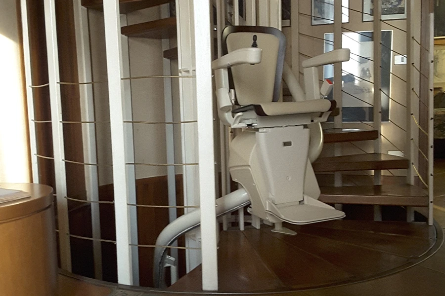 Montascale di design per interni che coniuga comfort e tecnologia